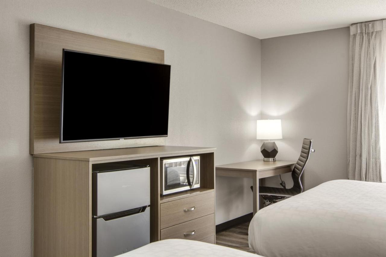 Hotel Clarion Pointe On The Clarksville-south Hill West 2*