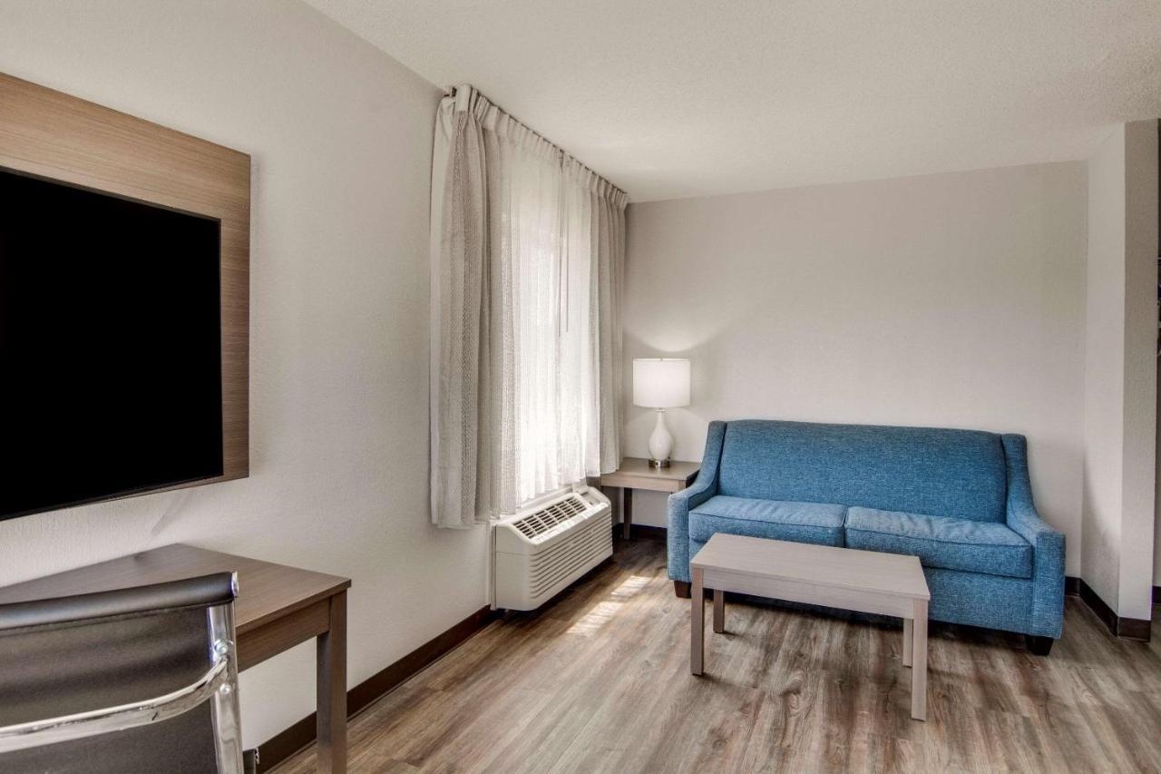 Clarion Pointe On The Clarksville-south Hill West Hotel 2*