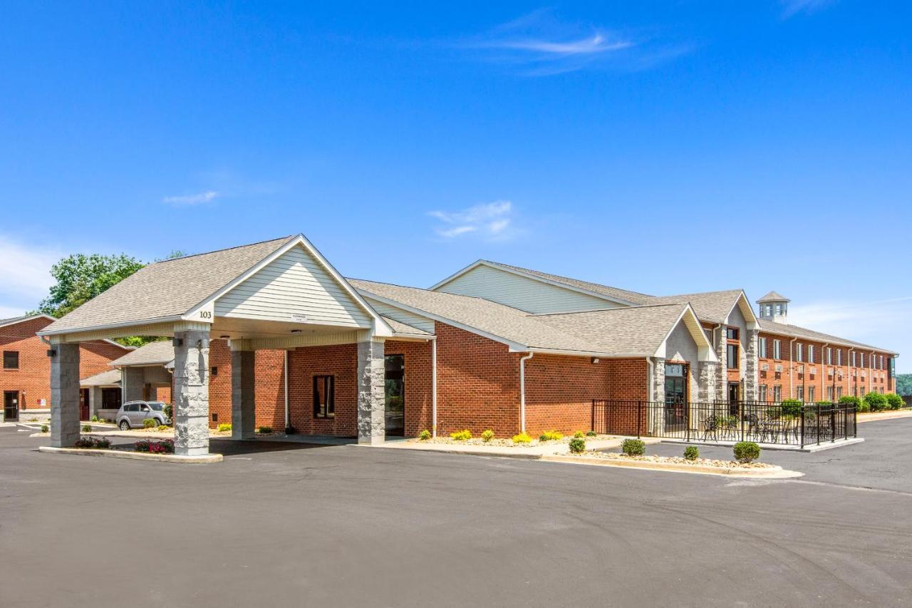 Clarion Pointe On The Clarksville-south Hill West Hotel