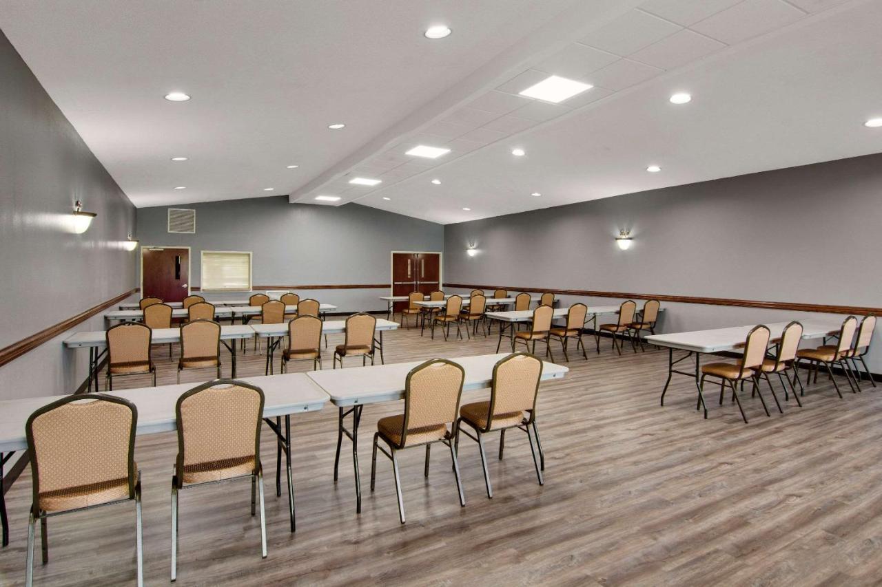 Clarion Pointe On The Clarksville-south Hill West Hotel