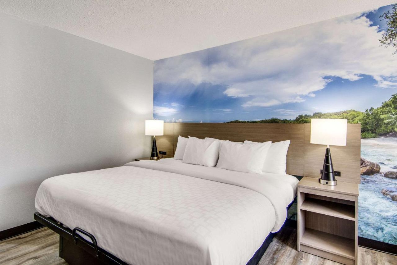 Hotel Clarion Pointe On The Clarksville-south Hill West 2*